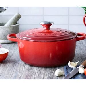 Le Creuset Enameled Cast Iron Signature Round 5.5QT Dutch Oven
